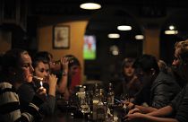 Jóvenes en un bar de Pamplona