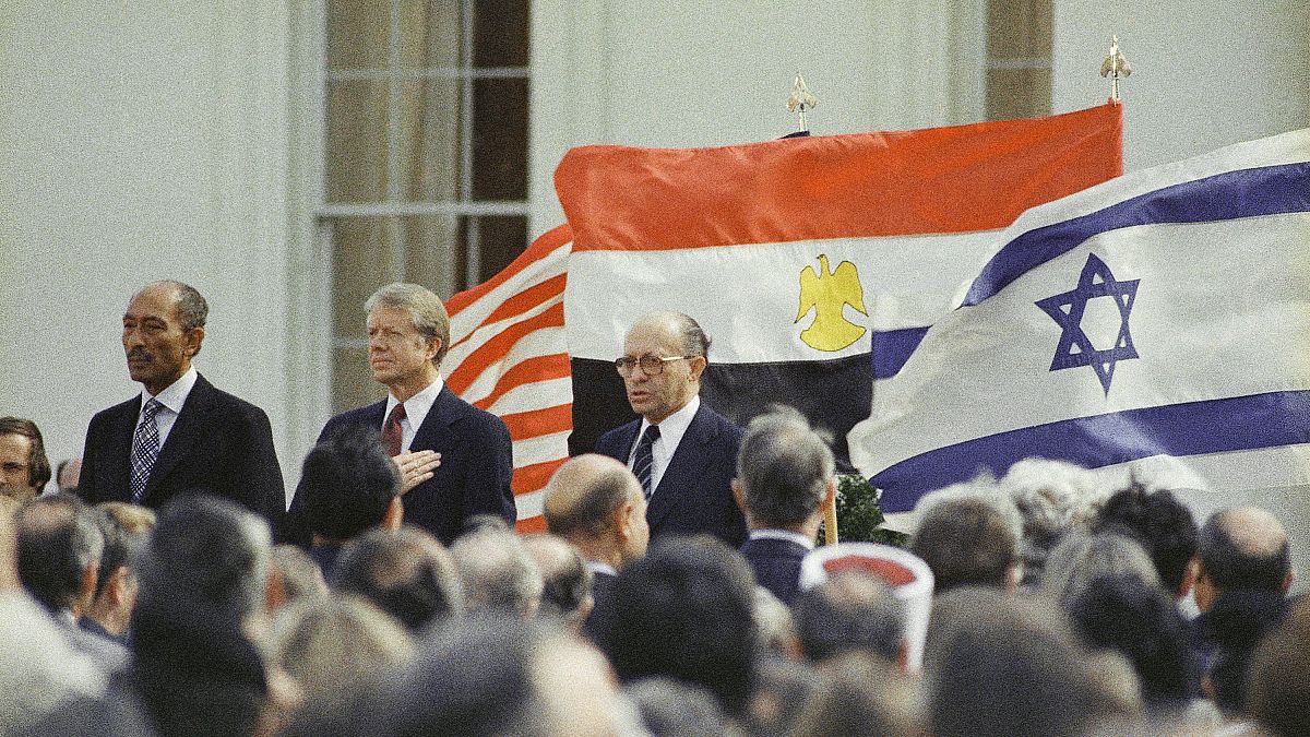 الرئيس الأمريكي جيمي كارتر ، والرئيس المصري أنور السادات، ورئيس الوزراء الإسرائيلي مناحيم بيغن قبل توقيع معاهدة السلام بين إسرائيل ومصر في البيت الأبيض، 26 آذار/مارس 1979