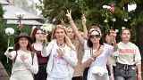 Un gruppo di donne con in mano dei fiori manifesta contro la brutale repressione della polizia a Minsk, 13 agosto