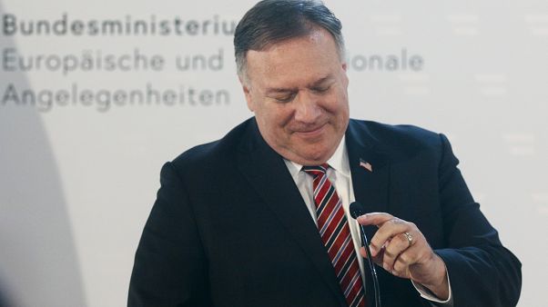 Mike Pompeo a mikrofonját igazítja az osztrák külügyminisztériumban tartott sajtótájékoztatóján Mike Pompeo a mikrofonját igazítja az osztrák külügyminisztériumban tartott sajtótájékoztatóján