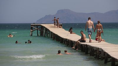 A nyaralók óvatlanok, egyre nő a fertőzöttek száma Európában