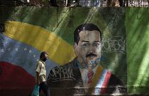 Un mural dedicado a Nicolás Maduro pintado en una calle de Caracas