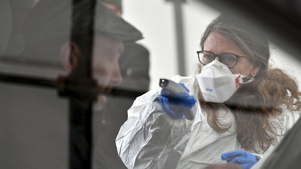 Lázmérés egy osztrák határátkelőnél Lázmérés egy osztrák határátkelőnél