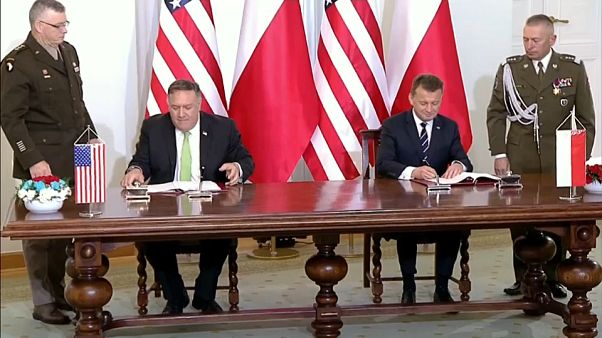 La firma tra Pompeo e il ministro della Difesa polacco La firma tra Pompeo e il ministro della Difesa polacco