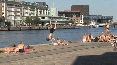 شاهد: سكان كوبنهاغن يواجهون الحر بالسباحة في الميناء والقنوات المائية