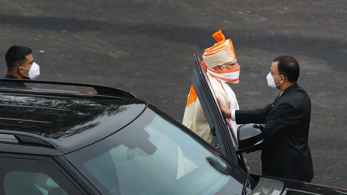 Hindistan Başbakanı Modi Bağımsızlık Günü tören alanına koronavirüse karşı yüzünü bir eşarpla kapatarak geldi