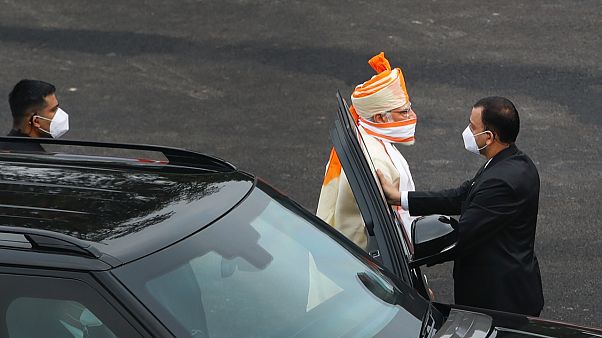 Hindistan Başbakanı Modi Bağımsızlık Günü tören alanına koronavirüse karşı yüzünü bir eşarpla kapatarak geldi Hindistan Başbakanı Modi Bağımsızlık Günü tören alanına koronavirüse karşı yüzünü bir eşarpla kapatarak geldi