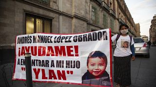 La madre de Dylan, Juana Pérez, manifestándose ante el Palacio Nacional para pedir que buscasen a su hijo