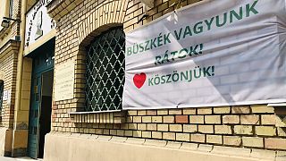 Az egészségügyi dolgozók munkáját megköszönő felirat a budapesti Szent László Kórház bejáratánál