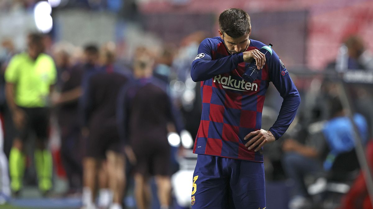 جيرارد بيكيه لاعب برشلونة بعد مباراة ربع نهائي دوري أبطال أوروبا لكرة القدم أمام وبايرن ميونخ في لشبونة بالبرتغال.