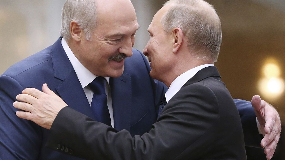 Lukasenka fehérorsz elnök (balra) és Putyin orosz elnök (jobbra) egy 2017-es találkozón