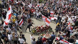 Manifestantes en Bielorrusia rinden homenaje al hombre fallecido en una protesta.