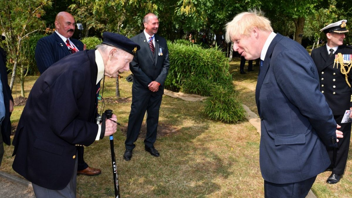 Boris Johnson cumprimenta um veterano da II Guerra Mundial