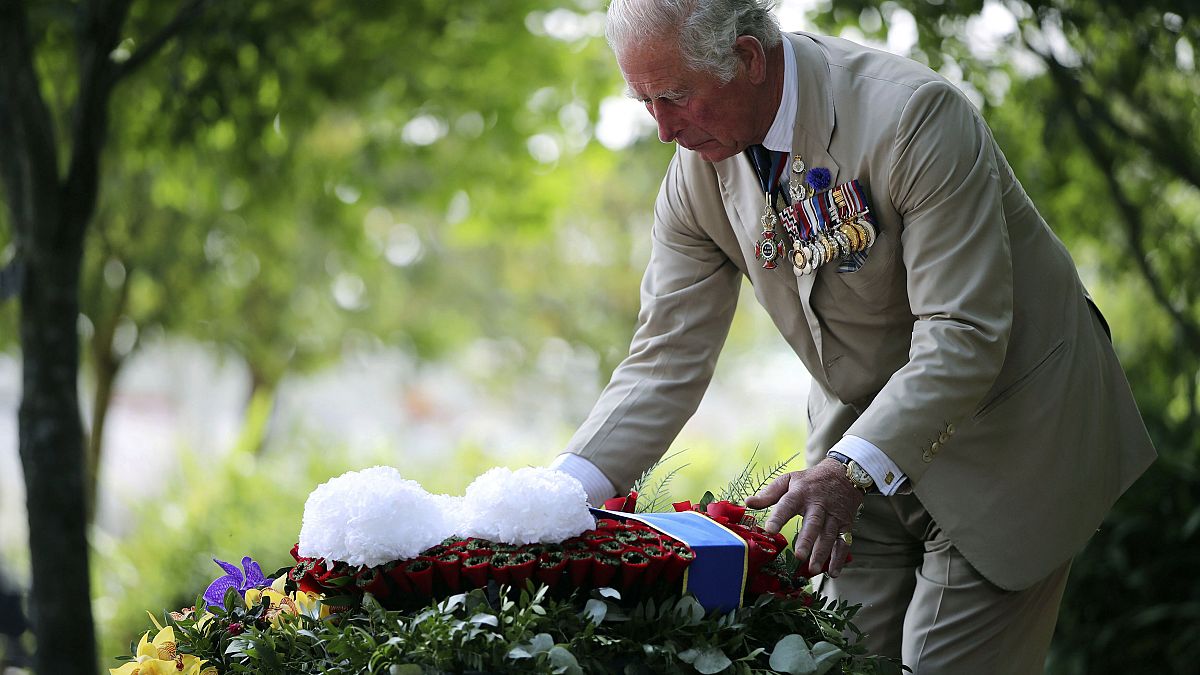 Принц Чарльз возлагает венок к мемориалу павшим британцам во время Второй мировой войны