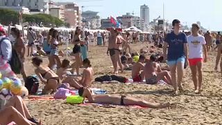 Strandolók az olasz tengerparton 2020. augusztus 15-én - RAI TV
