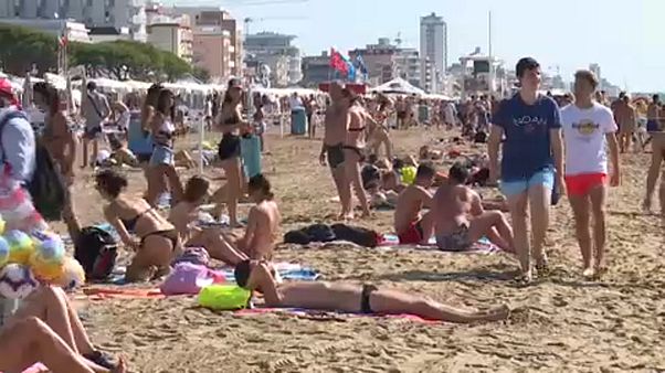 Strandolók az olasz tengerparton 2020. augusztus 15-én - RAI TV Strandolók az olasz tengerparton 2020. augusztus 15-én - RAI TV