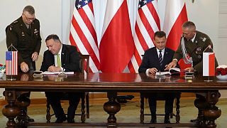 وزير الخارجية الأمريكي مايك بومبيو ووزير الدفاع البولندي ماريوش بلاشتاك يوقعان اتفاقية التعاون الدفاعي في القصر الرئاسي في وارسو، السبت 15 أغسطس 2020
