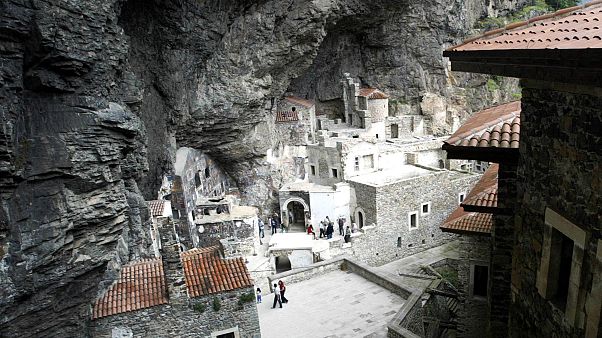 تصاویری از مراسم عشاء ربانی در صومعه کوهستانی سوملا در ترکیه تصاویری از مراسم عشاء ربانی در صومعه کوهستانی سوملا در ترکیه