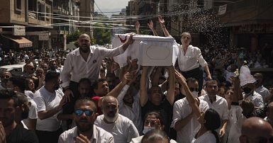 شاهد آلاف يشيعون رالف ملاحي أحد رجال الإطفاء الذين قضوا بانفجار بيروت Euronews