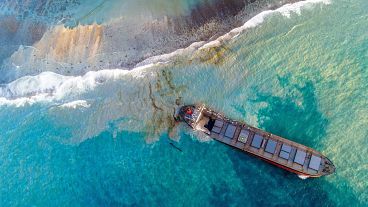 شاهد: تسرّب النفط مجدداً من سفينة جانحة قبالة سواحل موريشيوس