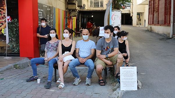 Özel tiyatro oyuncuları 30 Temmuz'dan bu yana 'susuyoruz' eyleminde Özel tiyatro oyuncuları 30 Temmuz'dan bu yana 'susuyoruz' eyleminde