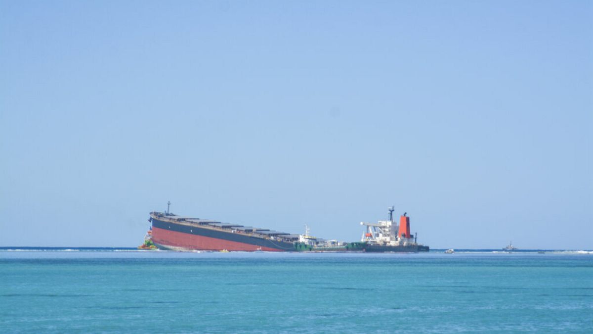 Mauritius: la nave giapponese incagliata nella barriera corallina si è spezzata in due 
