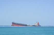 Маврикий: севший на мель танкер раскололся пополам