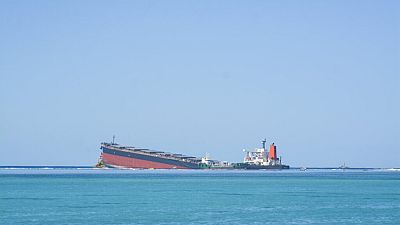 شاهد: تحطم السفينة الجانحة قبالة سواحل موريشيوس