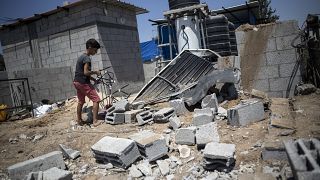 طفل فلسطيني يتفقد الأضرار التي لحقت بمنزل عائلته في أعقاب غارات جوية إسرائيلية على مخيم البريج وسط قطاع غزة 15 أغسطس ، 2020.