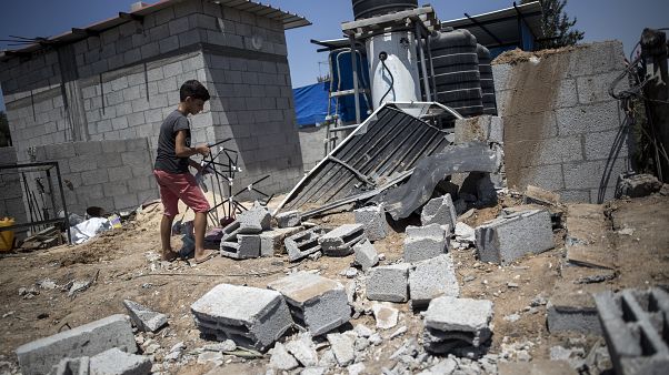 طفل فلسطيني يتفقد الأضرار التي لحقت بمنزل عائلته في أعقاب غارات جوية إسرائيلية على مخيم البريج وسط قطاع غزة 15 أغسطس ، 2020. طفل فلسطيني يتفقد الأضرار التي لحقت بمنزل عائلته في أعقاب غارات جوية إسرائيلية على مخيم البريج وسط قطاع غزة 15 أغسطس ، 2020.