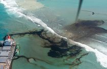 Mauritius Adası'nda karaya oturan gemiden 1000 ton petrol denize sızdı