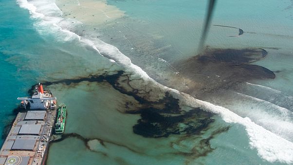 Mauritius Adası'nda karaya oturan gemiden 1000 ton petrol denize sızdı Mauritius Adası'nda karaya oturan gemiden 1000 ton petrol denize sızdı