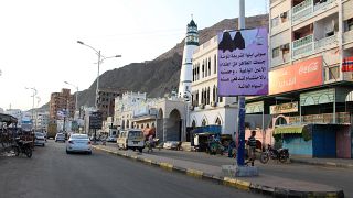   الشوارع في ميناء المكلا اليمني مع لافتات معلقة من قبل مسلحي القاعدة تعلن الأوامر