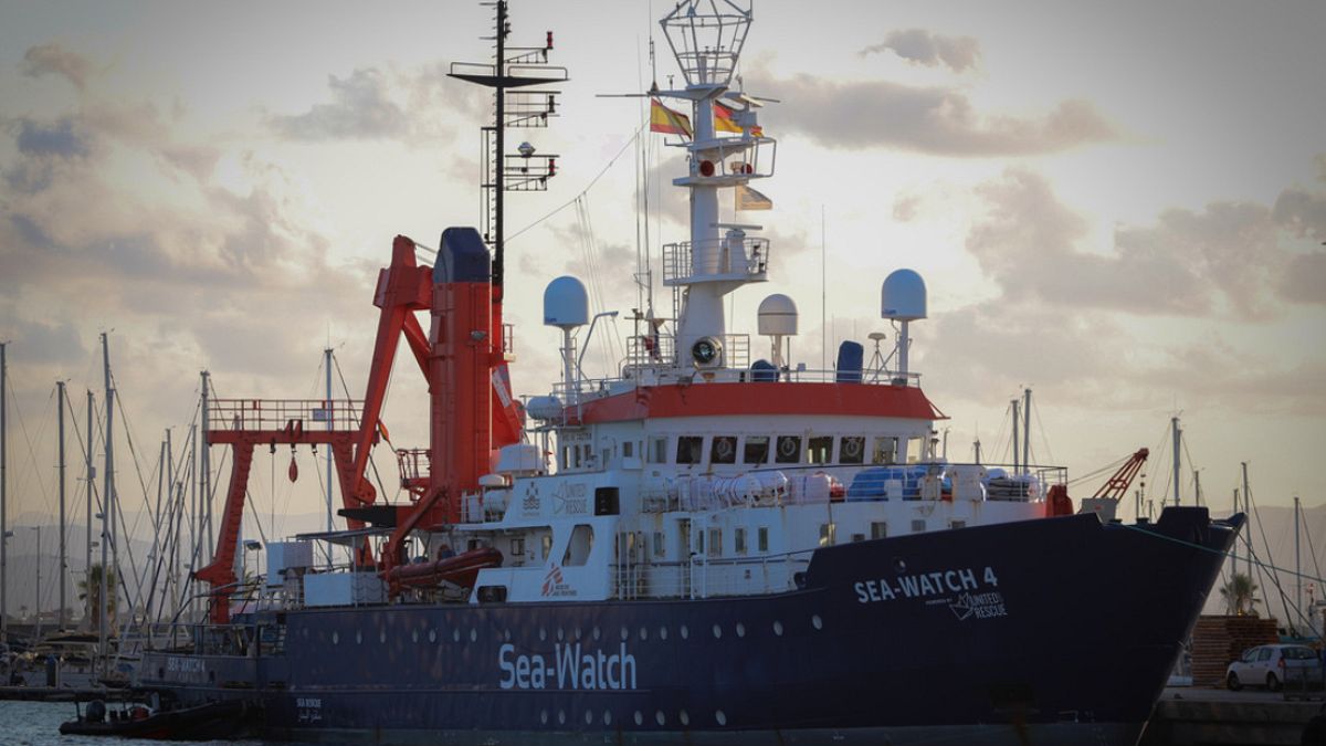 Sea Watch возобновляет спасение мигрантов
