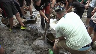 Les habitants du village serbe de Rakita déracinent les tuyaux de la petite centrale électrique installée sur la rivière qui traverse le hameau 