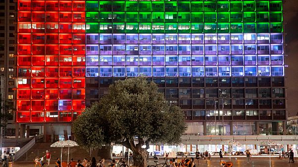 Tel Aviv'deki belediye binası BAE bayrağını simgeleyen ışıklarla aydınlatıldı Tel Aviv'deki belediye binası BAE bayrağını simgeleyen ışıklarla aydınlatıldı