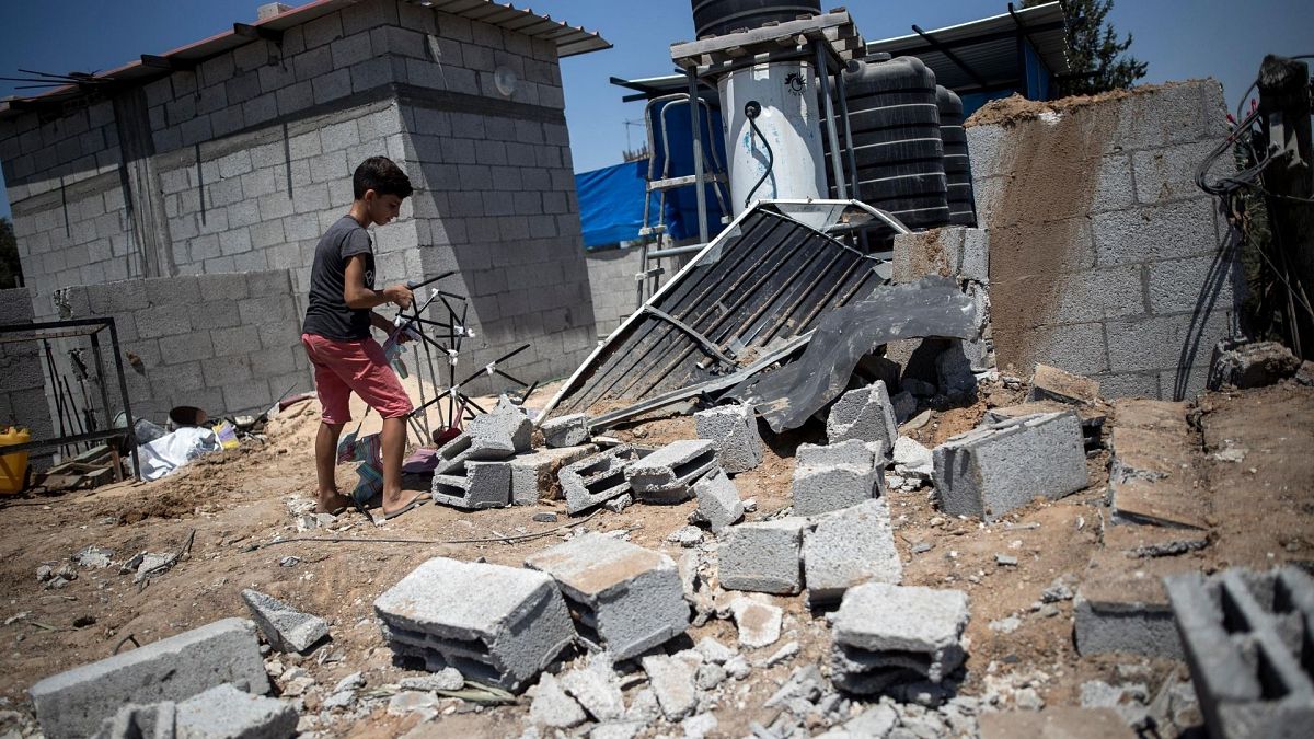 کودک فلسطینی در میان ویرانه‌های ناشی از حمله اسرائیل