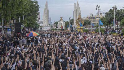 Tayland'da binlerce kişi ordu destekli hükümetin istifasını istedi | Video