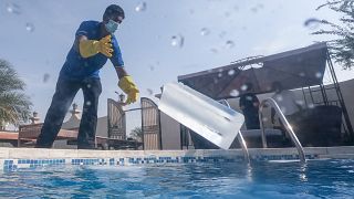 A Dubaï, des blocs de glace pour refroidir les piscines