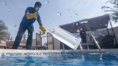 A Dubaï, des blocs de glace pour refroidir les piscines