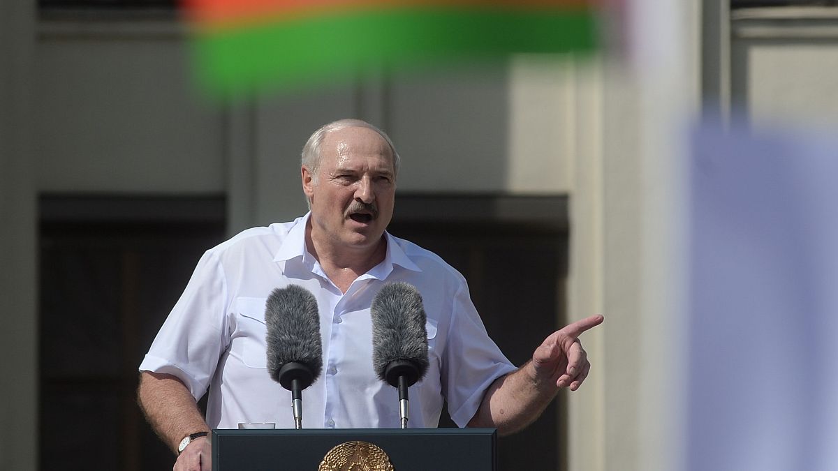 Aljakszandr Lukasenka fehérorosz elnök beszél támogatóihoz Minszkben 2020. augusztus 16-án