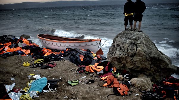 Türkiye'den Yunanistan'a geçen sığınmacı botları geri itiliyor Türkiye'den Yunanistan'a geçen sığınmacı botları geri itiliyor