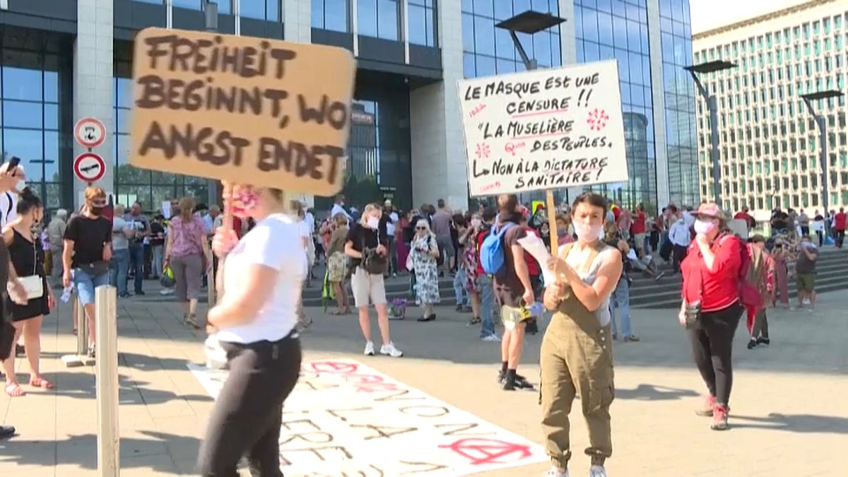 En Bruselas protestaron contra lo que llamaron "dictadura sanitaria"