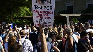 متظاهرون يهتفون ضد  استخدام الكمامات الإجباري  والإجراءات الأخرى التي تفرضها الحكومة الإسبانية لمكافحة فيروس كورونا 16 أغسطس 2020