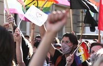 Confrontos entre nacionalistas e ativistas LGBT em Varsóvia