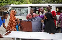 Somali'nin başkenti Mogadişu'da br oteli hedef alan bombalı saldırıda yaralanan bir kadın, hastaneye götürülürken