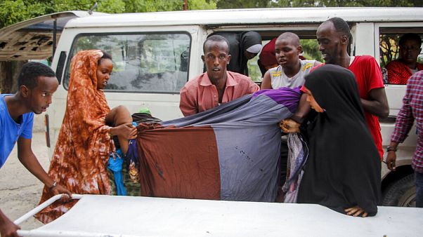 Somali'nin başkenti Mogadişu'da br oteli hedef alan bombalı saldırıda yaralanan bir kadın, hastaneye götürülürken Somali'nin başkenti Mogadişu'da br oteli hedef alan bombalı saldırıda yaralanan bir kadın, hastaneye götürülürken