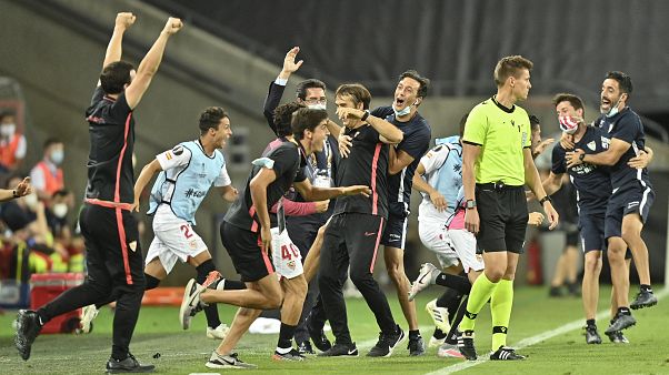 Die Spieler des FC Sevilla bejubeln in Köln den Finaleinzug Die Spieler des FC Sevilla bejubeln in Köln den Finaleinzug