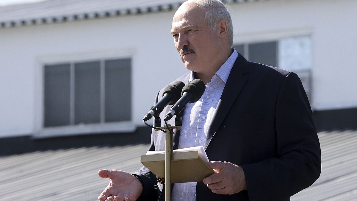 Aljakszandr Lukasenka beszédet mond egy minszki traktorgyárban 2020. augusztus 17-én