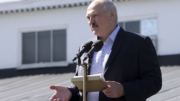 Aljakszandr Lukasenka beszédet mond egy minszki traktorgyárban 2020. augusztus 17-én Aljakszandr Lukasenka beszédet mond egy minszki traktorgyárban 2020. augusztus 17-én